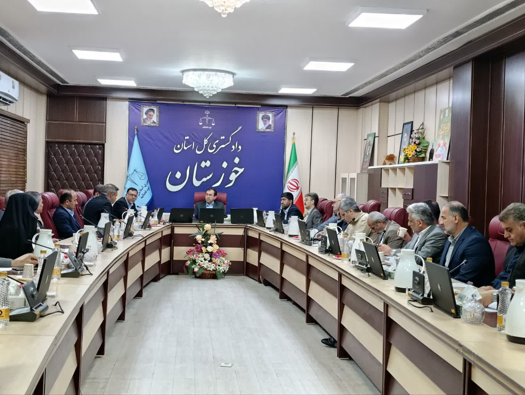 به گزارش مدیریت رسانه و روابط عمومی دادگستری خوزستان، دکتر علی دهقانی در جلسه پیگیری سیاست‌های اقتصاد مقاومتی استان خوزستان، اظهار کرد: در همین راستا باید از ظرفیت‌های مختلف استانی از آواربرداری و تعمیرات تا بازگشت به مدار تولید، استفاده شود و هرجا نیاز به حمایت قضایی بود نیز، دادستان‌های حوزه های قضایی استان آماده همکاری هستند.