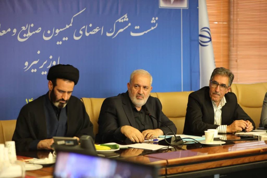 وزیر نیرو در نشست مشترک اعضای کمیسیون صنایع و معادن مجلس شورای اسلامی با مدیران ارشد وزارت نیرو و وزارت صنعت، معدن و تجارت با تأکید بر اینکه تأمین حداکثری برق صنایع در تابستان ۱۴۰۵ از اولویت‌های اصلی دولت و وزارت نیرو است، گفت: با وجود شرایط دشوار و محدودیت‌های موجود، وضعیت صنعت برق کشور نسبت به ابتدای فعالیت دولت چهاردهم به شکل محسوسی بهبود یافته و بخش قابل توجهی از ناترازی برق جبران شده است.